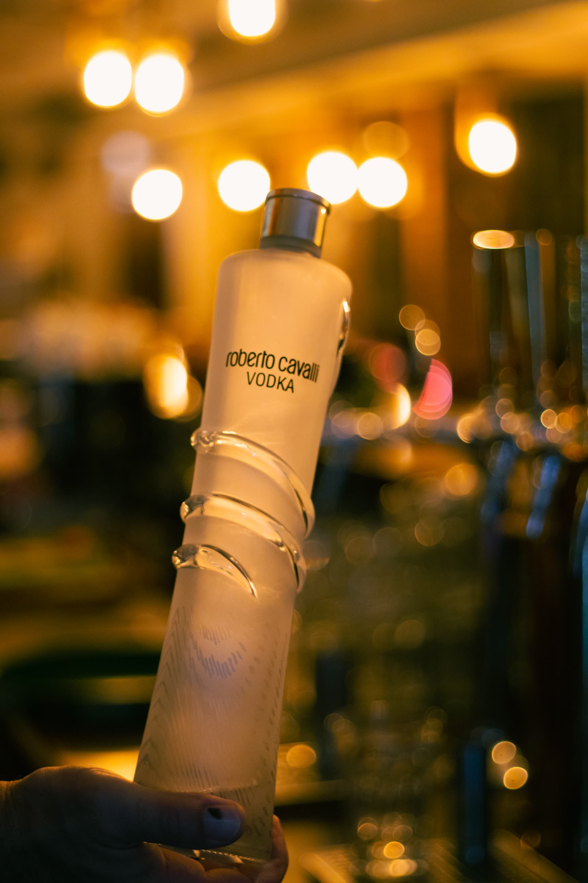 Roberto Cavalli vodka a pult meleg fényei előtt
